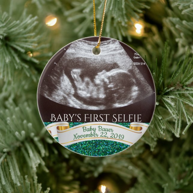 Baby First Selfie (grönt bakgrund) Julgransprydnad Keramik (Träd)