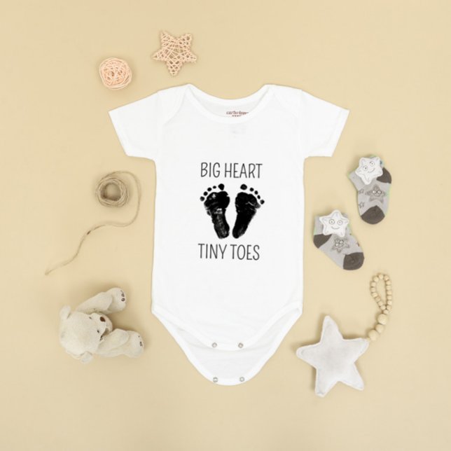 Baby Footprint Big Heart Tiny Toes Bodykostes T Shirt (Skapare uppladdad)