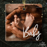Baby Första Eleganten Modern  Chic Photo Julgransprydnad Keramik<br><div class="desc">Design består av modern chic-typografi med sans serif- och serif-teckensnitt. Lägg till en anpassningsbar med baby och år.</div>