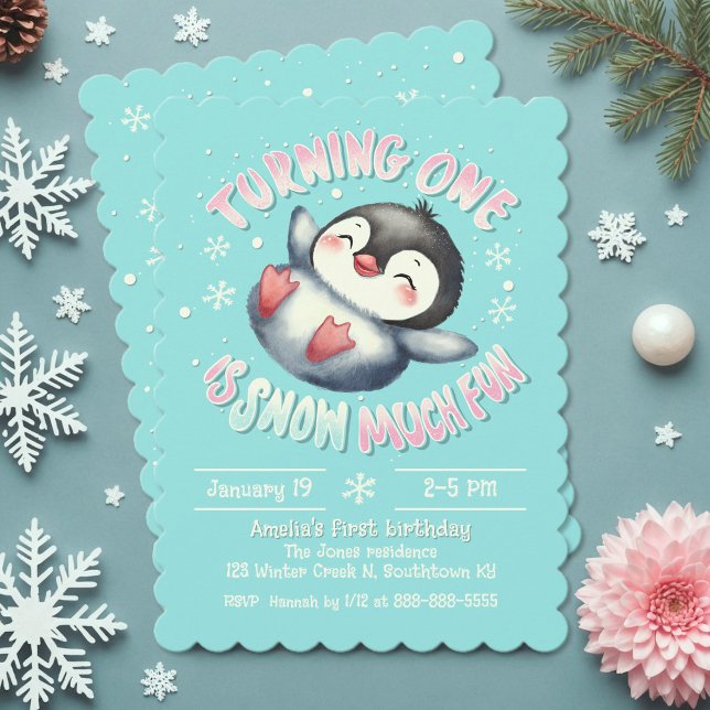 Baby Första födelsedag Cute Winter Penguin Aqua Bl Inbjudningar (Adorable Winter-themed 1st birthday invitation featuring a happy baby penguin playing in the snow.)