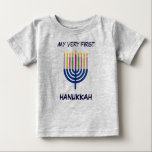 Baby första Hanukkah body suite T Shirt<br><div class="desc">Lätt att ändra text! Klicka på knappen "anpassa" för mer färg och typsnitt.</div>