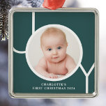 Baby Första jul-Anpassningsbarna, Grönt Photo Julgransprydnad Metall<br><div class="desc">Den här snyggten är Baby First jul Photo Ornament dekorerat med ord JOY i vit typografi på gröntens bakgrund. Anpassade enkelt med ditt foto,  namn och år.</div>
