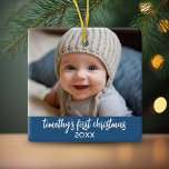 Baby Första jul - Enkel Baby blue pojke Julgransprydnad Keramik<br><div class="desc">Lägg till ett bild till den här söta helgdag-prydnaden - perfekt för pojke. Ett enkelt ljusblått gräns gör en minnesvärd utsmyckning för träd. Ett modernt minimitypsnitt för året med ställe för att ladda upp 1 vågrät foto.</div>