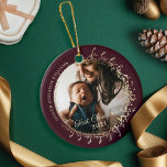 Baby Första jul Fa La Anpassningsbar Baby Photo Julgransprydnad Keramik<br><div class="desc">Elegant och vackert baby, första julen, förblir ornament. Magisk och vismisk tvåsidig, två baby-fotojultemat sång helgdag ornament. Konstruktionen har vårt originalverk med magiska faux guld-strömmare av guld konetti och mousserande snö som skapar intrycket av att musik linjer på ett skickligt sätt blåser i vinden. "Fa la la" är inbyggt i...</div>