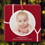Baby första jul Personilized Red Photo Julgransprydnad Keramik<br><div class="desc">Den här snyggten dekoreras Baby första julfoto Ornament med ord JOY i vitt på röd bakgrund. Anpassade enkelt med ditt foto och namn.</div>