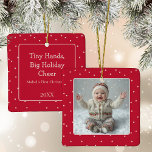 Baby Första jul Photo Polka Dot New Parent Julgransprydnad Keramik<br><div class="desc">Minneshögtidlighålla ditt mirakel baby i julas med detta vackra fotoprydnadsföremål med en vit rosa polka-punkt på rött med ett foto på ena sidan och din text på baksidan.</div>