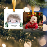 Baby Första jul Rustic Träd Photo Julgransprydnad Keramik<br><div class="desc">Baby Första jul! Den nutida,  moderna och rustiska julklapp - Helgdag på fototorget,  med vackra små skogar av Julgranar och God jul i modern typografi. Lägg till 2 av dina favoritfoton för perfektens ornament! Kontakta oss på cedarandstring@gmail.com om du behöver hjälp med designen eller matchande produkter.</div>