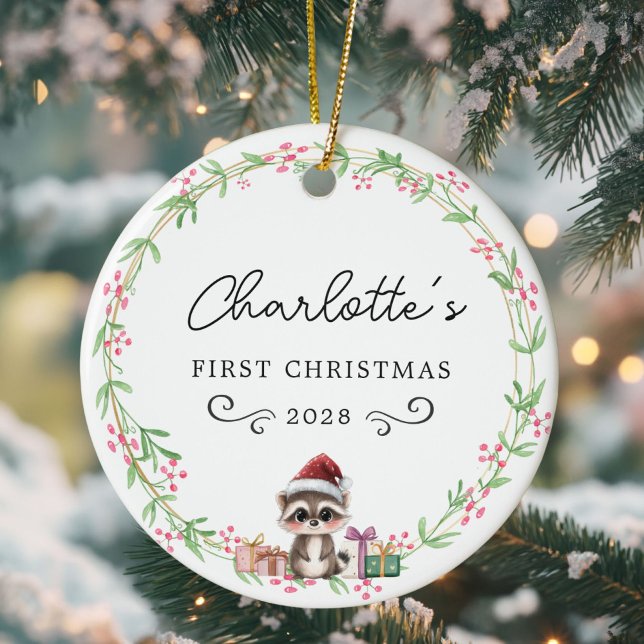 Baby Första jul-Rustic Wandec&Baby Raccoon Julgransprydnad Keramik (Personalized, Baby's First Christmas–Rustic Wreath, Baby Raccoon with Santa Hat Ceramic Ornament)