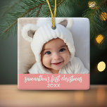 Baby Första jul - Simple Coral Rosa Girl Girl Julgransprydnad Keramik<br><div class="desc">Lägg till ett bild till den här söta helgdag-prydnaden - perfekt för flicka. En enkel,  lätt korall rosa gräns gör en minnesvärd utsmyckning för träd. Ett modernt minimitypsnitt för året med ställe för att ladda upp 1 vågrät foto.</div>