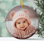 Baby Första jul - Simple Photo Curved Type Julgransprydnad Keramik<br><div class="desc">Lägg till ett bild till den här söta helgdag - perfekt för flicka eller pojkar. Ett foto med ett textöverlägg gör ett minnesvärt ornament för träd. Ett modernt minimitypsnitt för året med ställe för att ladda upp 1 foto. Det finns en lätt övertoning under typen för att det ska stå...</div>