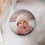 Baby Första jul - Simple Photo Curved Type Knapp<br><div class="desc">Lägg till ett bild i den här söta baby-magneten - perfekt för flicka eller pojkar. Ett foto med en övertäckning av typen gör att du får en minnesvärd magnet för kylskåpet. Använda en söt ögonblicksbild från din mobil och gör ett objekt som kommer att vara i flera år. Ett modernt...</div>