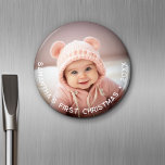 Baby Första jul - Simple Photo Curved Type Magnet<br><div class="desc">Lägg till ett bild i den här söta baby-magneten - perfekt för flicka eller pojkar. Ett foto med en övertäckning av typen gör att du får en minnesvärd magnet för kylskåpet. Använda en söt ögonblicksbild från din mobil och gör ett objekt som kommer att vara i flera år. Ett modernt...</div>