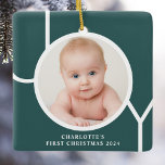 Baby Första julen Anpassningsbar Keepsaké Photo Gr Julgransprydnad Keramik<br><div class="desc">Den här snyggten är Baby First jul Photo Ornament dekorerat med ord JOY i vit typografi på gröntens bakgrund. Anpassade enkelt med ditt foto,  namn och år.</div>