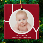 Baby Första julen Anpassningsbar Keepsaké Photo Re Julgransprydnad Keramik<br><div class="desc">Den här snyggten är Baby First jul Photo Ornament dekorerat med ord JOY i vit typografi på röd bakgrund. Anpassade enkelt med ditt foto,  namn och år.</div>