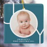Baby Första julen Anpassningsbar Keepsaké Photo Te Julgransprydnad Keramik<br><div class="desc">Den här snyggten är Baby First jul Photo Ornament dekorerat med ord JOY i vit typografi på en tealblå bakgrund. Anpassade enkelt med ditt foto,  namn och år.</div>