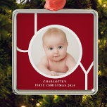 Baby Första julen Anpassningsbar KeepsakRed Photo Julgransprydnad Metall<br><div class="desc">Den här snyggten är Baby First jul Photo Ornament dekorerat med ord JOY i vit typografi på röd bakgrund. Anpassade enkelt med ditt foto,  namn och år.</div>