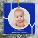 Baby Första julen Anpassningsbar Photo Blue Julgransprydnad Keramik<br><div class="desc">Den här snyggten är Baby First jul Photo Ornament dekorerat med ord JOY i vit typografi på en livsblå bakgrund. Anpassade enkelt med ditt foto,  namn och år.</div>