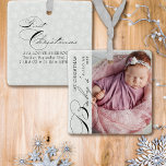 Baby Första julen Lodrät Photo Snowflake Ce Julgransprydnad Keramik<br><div class="desc">Baby första julfotodekoration med lodrät, kalligrafi av elegant och finkänsligt vitt snöflingor på silver grått gräns. Fotomallen är redot för dig att lägga till ditt foto, baby namn, året och din anpassningsbar på baksidan. Med undantag för den handskrivna text som används för Baby, första och sista julen, är alla formuleringar...</div>