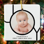 Baby Första julen Personilized Photo Julgransprydnad Keramik<br><div class="desc">Den här snyggten dekoreras Baby första julfoto Ornament med ord JOY i svart på vit bakgrund. Anpassade enkelt med ditt foto och namn.</div>
