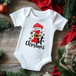 Baby Första julen Personlig Namn Santa Hat T Shirt<br><div class="desc">Baby första julafton Personlig,  Namn Santa Hat Flicka,  Pojke Baby,  har i sin personlig namn texten "1:a jul" i modern manustypografi accentuerad med en söt julhatt och snöflingor. Perfektens julklapp till flicka eller pojke. Skapat av Evco Studio www.zazzle.com/store/evcostudio</div>