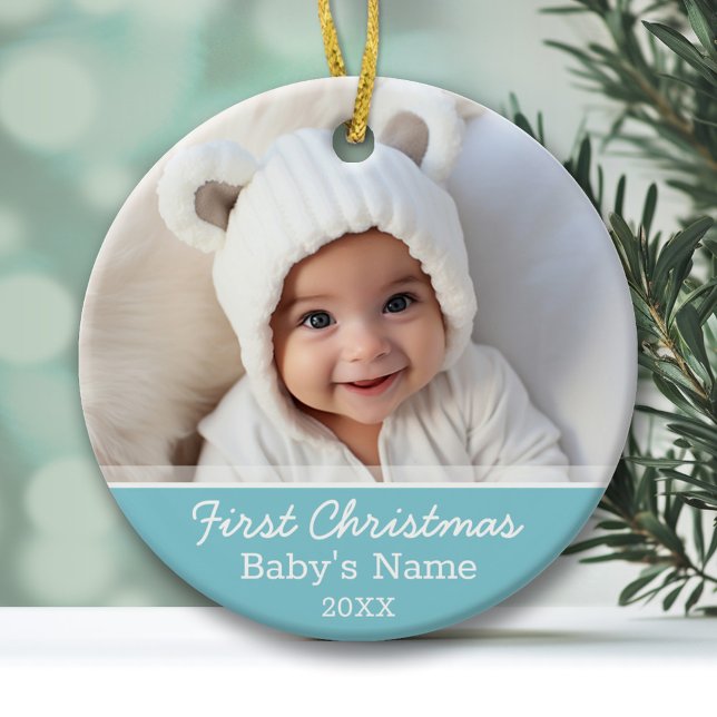 Baby Första julfoto - Blue Boy Background Julgransprydnad Keramik (Baby's First Christmas Ornament with Photo and Cute Light Blue Accents)
