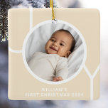 Baby Första julfoto Cream Julgransprydnad Keramik<br><div class="desc">I snyggt dekoreras Baby första julfoto Ornament med ord JOY i modern typografi på en champagnebakgrund i färgad. Anpassade enkelt med ditt foto,  namn och år. Gör en speciell gåva till mor- och farföräldrar,  moster och unkler.</div>