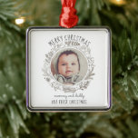 Baby: Första julfoto Heirloom för Mamma Pappa Julgransprydnad Metall<br><div class="desc">Bilden Baby första julklapp för baby-prydnadsfoto för mamma och pappa. Lägg till ditt baby-foto omgivet av jultomtar och ett sött handskrivet stil-typsnitt. Detta prydnadsämne är designat för nya föräldrar. Mamma kan överraska pappa, eller så kan pappa överraska mamma med denna vackra helgdag. Lägg till ett nytt arvskarvprydnadsämne varje år och...</div>