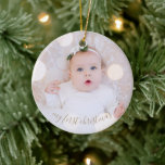 Baby Första julfoto Julgransprydnad Keramik<br><div class="desc">Ditt favoritfoto på en rund keramisk ornament. Ladda upp din egen bild för att skapa Julgran-prydnadsföremål för dig själv eller ge som en gåva till familj,  vänner,  föräldrar och mor- och farföräldrar!</div>