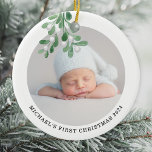 Baby Första julfoto Julgransprydnad Keramik<br><div class="desc">Den här Babyens första julprydnad dekoreras med vattenfärgsmistletoe. Anpassade enkelt med ditt baby-foto,  namn och år. Använda Verktyg i Design om du vill ändra texten storlekt,  stil eller färg. Ursprunglig vattenfärg © Michele Davies.</div>