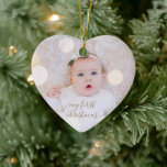 Baby Första julfoto Julgransprydnad Keramik<br><div class="desc">Ditt favoritfoto på en hjärtformade keramisk ornament. Ladda upp din egen bild för att skapa Julgran-prydnadsföremål för dig själv eller ge som en gåva till familj,  vänner,  föräldrar och mor- och farföräldrar!</div>