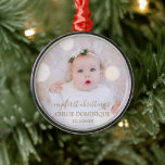 Baby Första julfoto Julgransprydnad Metall<br><div class="desc">Ditt favoritfoto på ett runt metall-ornament. Ladda upp din egen bild för att skapa Julgran-prydnadsföremål för dig själv eller ge som en gåva till familj,  vänner,  föräldrar och mor- och farföräldrar!</div>