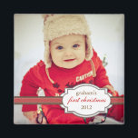 Baby Första julfoto med Faux Ribbon Magnet<br><div class="desc">En vacker design som gör en underbar keepy för familj och vänner. Har ett storlekt foto av ditt vackra baby och magneten är täckt av ett faux dubbla-band i chokladbrun och helgdag röd,  med ett söt för den viktiga informationen.</div>