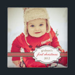 Baby Första julfoto med Faux Ribbon Magnet<br><div class="desc">En vacker design som gör en underbar keepy för familj och vänner. Har ett storlekt foto av ditt vackra baby och magneten är täckt av ett faux dubbla-band i chokladbrun och helgdag röd,  med ett söt för den viktiga informationen.</div>