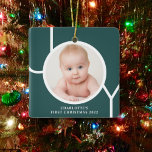 Baby Första julfotto Grönt Julgransprydnad Keramik<br><div class="desc">Den här snyggten dekoreras Baby första jul Photo Ornament med ord JOY i vitt på en terracotta bakgrund. Anpassade enkelt med ditt foto och namn.</div>