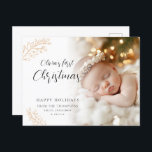 Baby första julklapp Löv Photo Helg Vykort<br><div class="desc">Baby första julklapp Lämnar foto. Ett helt anpassade som är speciellt utformat för att fira din baby på ett handkort. Ett vackert kalligrafiskript för din baby namn och första jul. Anpassa enkelt all text och byt ut exempelfotot mot ditt eget. Ett övertäckt övertäckt lagrar ligger ovanpå fotot så det tonas...</div>