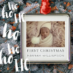 Baby första julmodern, minimalistiskt foto julgransprydnad metall<br><div class="desc">Design består av roligt och lekfull typografi med sans serif- och serif-teckensnitt. Lägg till ett foto av anpassningsbarna till baby eller ändra fotofiltret.</div>