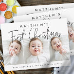 Baby Första julmodern Simple Three Photo Helg Vykort<br><div class="desc">Utformningen längst fram består av en lekfull kursiv typografi av "Första jul". Lägg till foton av anpassningsbarna i nyfödd bebis och lägg till baby och namn i familjen. Den här utformningen är modern,  chic,  lekfull och roligt.</div>