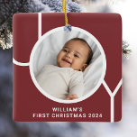 Baby Första jultomten Keepsaké Photo Red Julgransprydnad Keramik<br><div class="desc">I snyggt dekoreras Baby första julfoto Ornament med ord JOY i modern typografi på maronbakgrunden. Anpassade enkelt med ditt foto,  namn och år. Gör en speciell gåva till mor- och farföräldrar,  moster och unkler.</div>