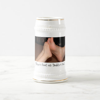 Baby fot på papporfot sejdel