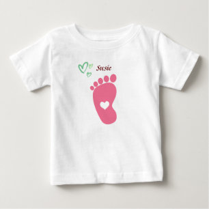 Baby fotavtryck rosa - anpassa namn baby T-Shirt