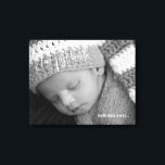 Baby Foto din första andedräkt Canvastryck<br><div class="desc">Baby Photo Canvas. Filtret Svart och vitt appliceras på fotot. Anpassningsbar.</div>