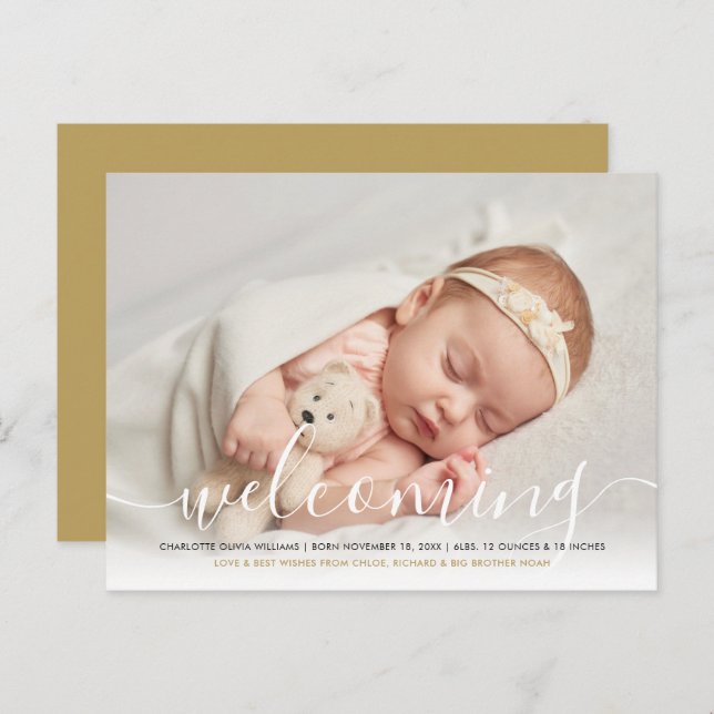 Baby Foto Elegant Skript Välkomnande Guld Födelse Meddelande Vykort (Fram/baksida)