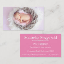 Baby fotograferas rosa med vit skrift