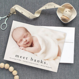 Baby-fotomodern födelseanmälan i namn inbjudningar