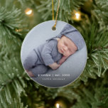 Baby-fotomorfar-året inrättat Keepsaké Julgransprydnad Keramik<br><div class="desc">Morfar-året skapade en ny barnbarnbarnbarnsbark som höll Julgran ornament.. Den här keramiska Julgran-dekorationen har ett enkelt teckensnitt med ett foto. Fotot är endast avsett för placering och kan ersättas med valfritt foto. All text kan anpassas med valfri ordalydelse. Perfekten för morapas födelsedag, julklappar, fars dag eller något annat särskilt tillfälle....</div>