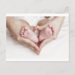 Baby fötter i mor händer vykort
