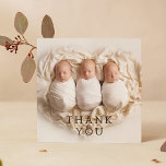 Baby Gift Tack Triplets Nyfödda babyskor<br><div class="desc">Baby Gift Tack Triplets Newborn Baby Shower Tack. Ditt kort innehåller ditt favoritfoto med texten "Tack" i elegantens moderna svarta skript på framsidan och ett ytterligare foto och ditt personlig-meddelande på baksidan. Anpassa genom att redigera texten i textrutorna. PHOTO TIP: centrera fotot innan du överför det till Zazzle för bästa...</div>
