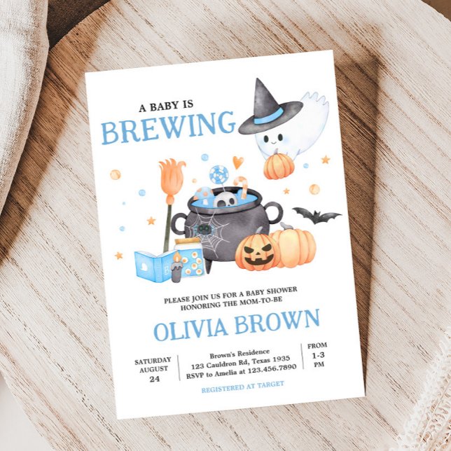 Baby håller på att blåa Halloween-babyskor Inbjudningar (Baby is Brewing Baby Shower Invitation)