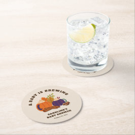 Baby håller på att blåsa en babyskare för babyaffe underlägg papper rund