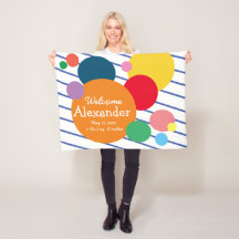 Baby har färgfulla geometriska former